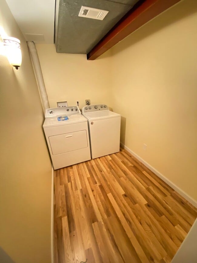 Building Photo - Bright & Lovely 3bd/2ba Townhouse in Mountain Shadows! AVAILABLE 4/1