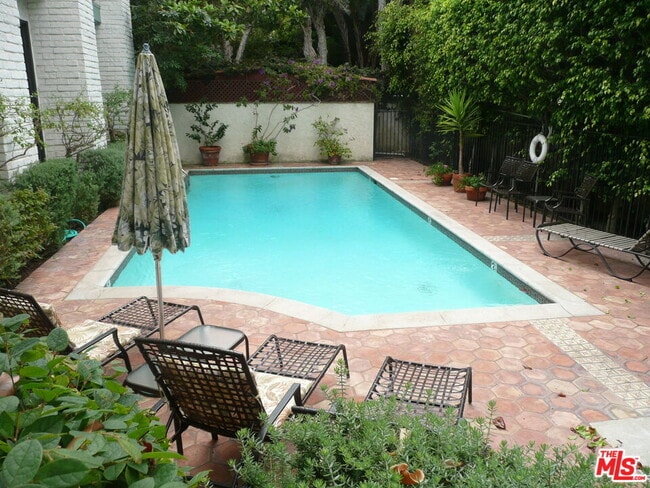 Building Photo - 502 San Vicente Blvd