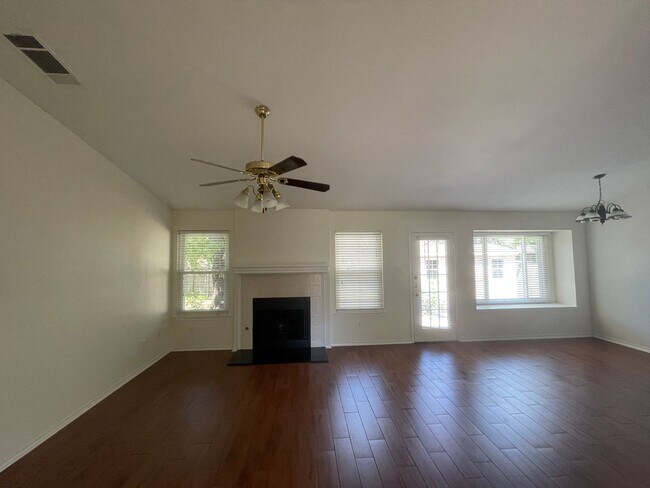 Building Photo - Lovely 4/2 home on a quiet street in the heart of Cedar Park!