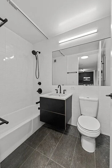 Building Photo - 250 E Houston St