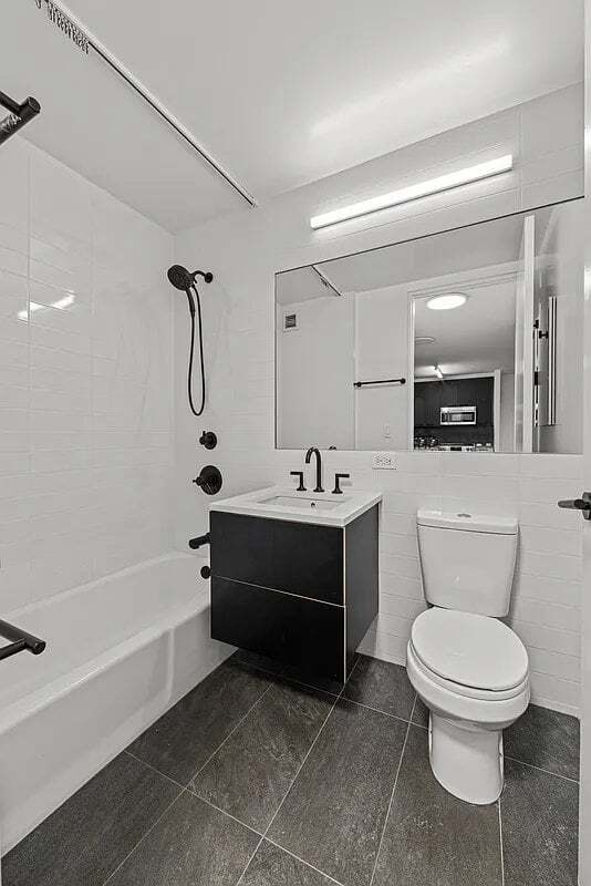 Building Photo - 250 E Houston St