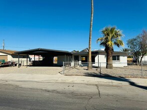 Building Photo - Spacious 3 Bedroom, 2 Bathroom Home with Solar in Bullhead City!