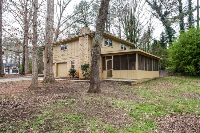 Building Photo - 2115 Pine Knoll Cir NE
