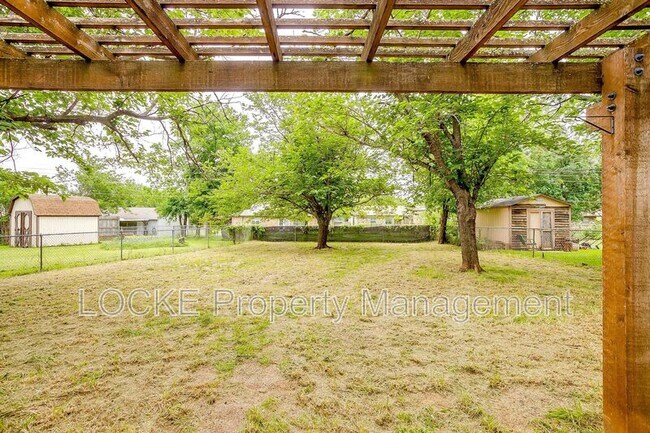 Building Photo - 812 E Prairie View Rd