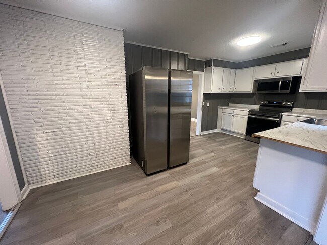 Building Photo - 4 Bedroom 2.5 Bathroom Home