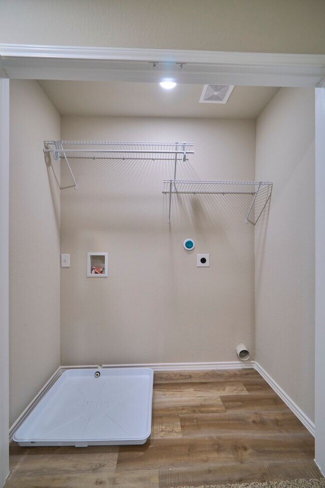 Building Photo - Hunters Ranch Beauty! 3 Bedroom 2 1/2 Bath Townhome