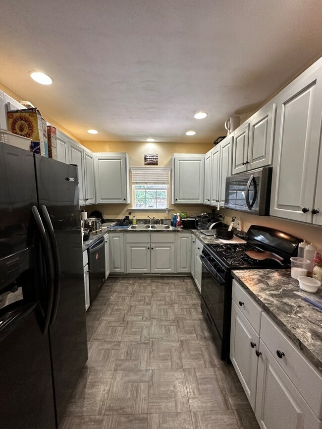 Building Photo - 310 W 33rd St