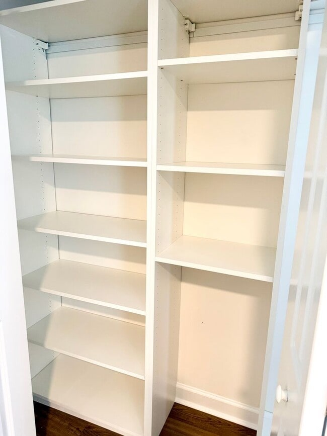 Building Photo - Upscale Townhome in Market Common! MOVE-IN READY!