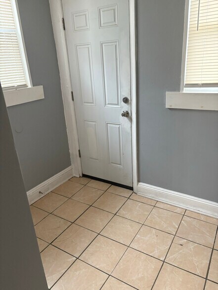 Building Photo - 54 N Morley St