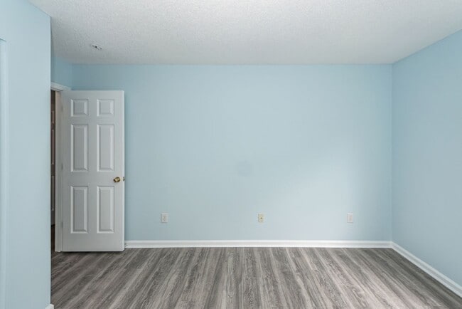 Building Photo - 4 Bedroom, 2 Bathroom Home in Park Hill Pl...