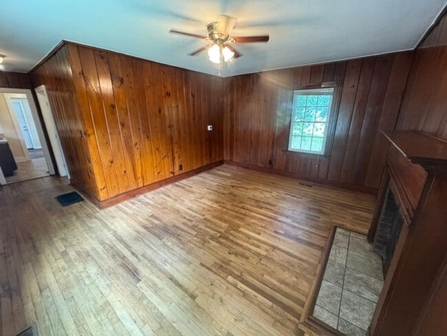 Building Photo - 102 W Meadow Way Dr
