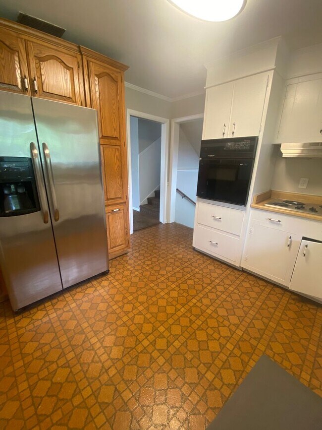 Building Photo - Charming 4 BR, 2 BA, Close to MTSU, 1 Car Garage, Large Carport