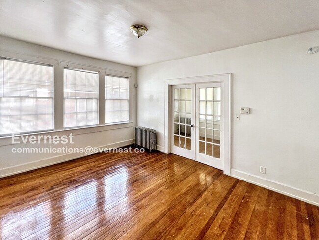Building Photo - 904 3rd St W