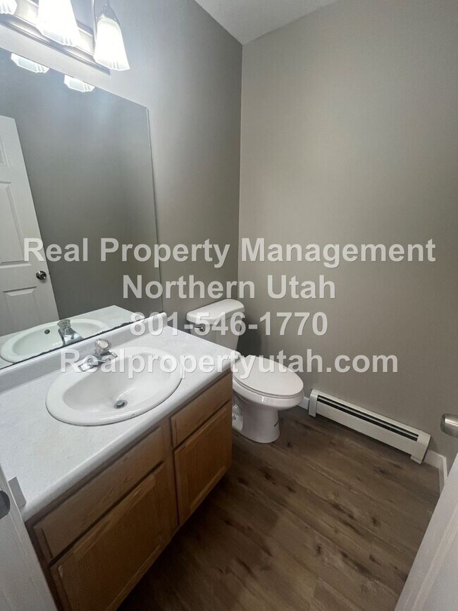 Building Photo - 6 Bed 3.5 Bath Rambler Home in Layton Available!