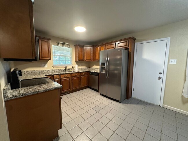 Building Photo - Welcome to your new home in the heart of Russellville, AR!