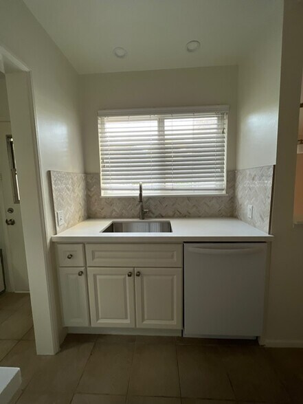 Building Photo - 4164 Madison Ave