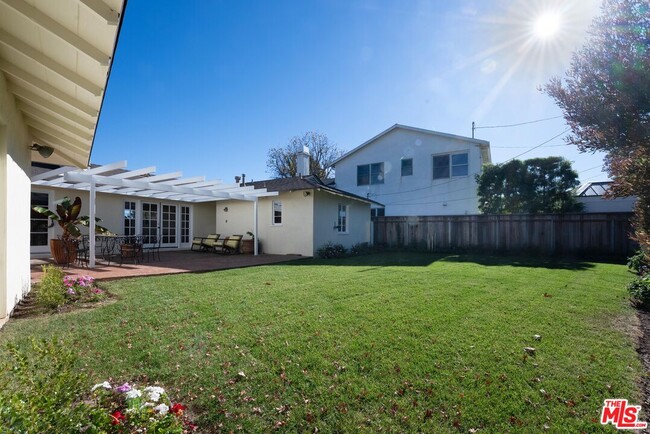 Building Photo - 549 El Medio Ave