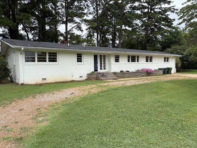 Building Photo - 4 Bed / 2 Bath House for Rent in Huntsville, AL 35802