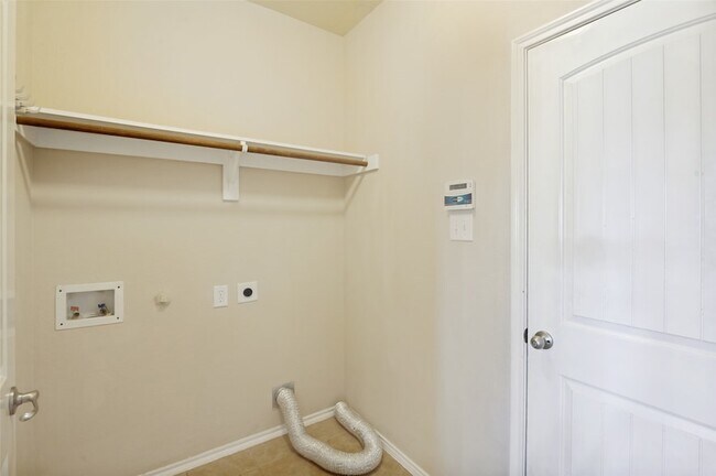 Building Photo - 1305 Lone Pine Dr