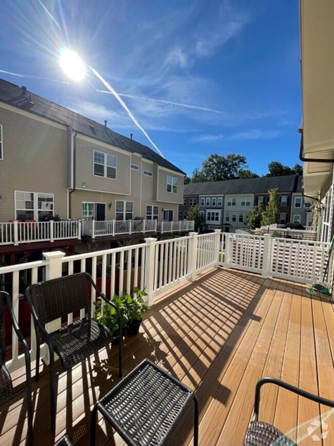 Building Photo - LOVELY WELL MAINTAINED TH IN GALLERY PARK