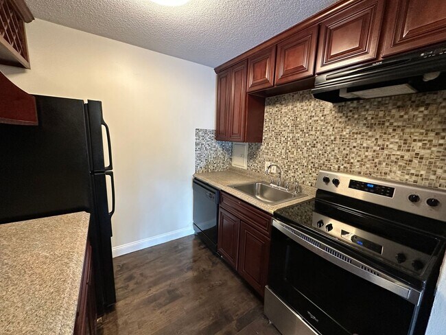 Building Photo - Large Studio - Balcony - Pool - Close to T