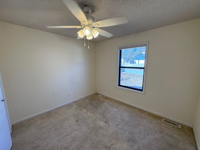 Building Photo - 5 Bedrooms!