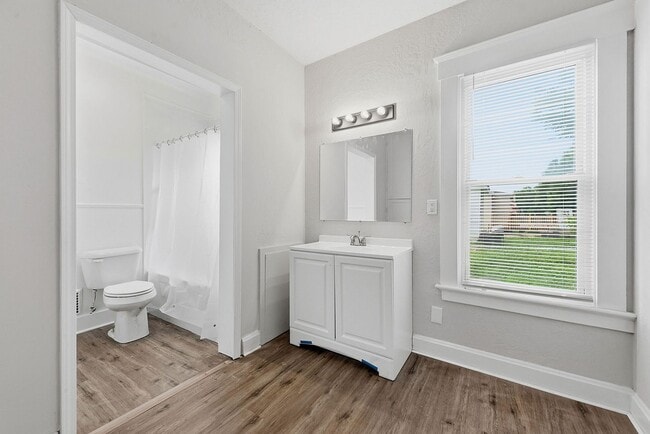 Building Photo - CHEVIOT: Charming 4 bed 2.5 bath 1 car detached garage