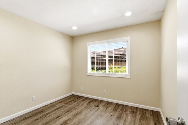 Building Photo - Union City 4-Bed, 2-Bath w/ 2-Car Garage & Vaulted Ceilings