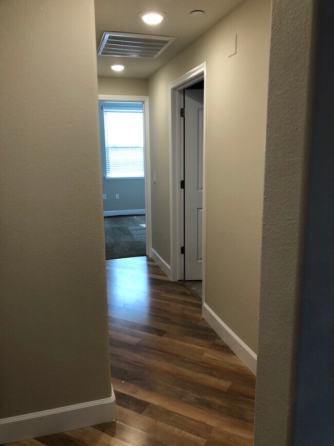 Building Photo - 1120 Karby Ter