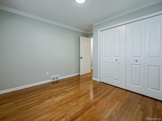 Building Photo - $2300 3 bed 2 bath bungalow