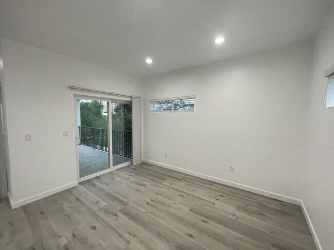 Building Photo - 4BD/2BA, Quick Walk to Campus!