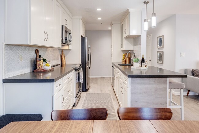 Building Photo - Advent - Low Deposit W/ Laundry & Parking!