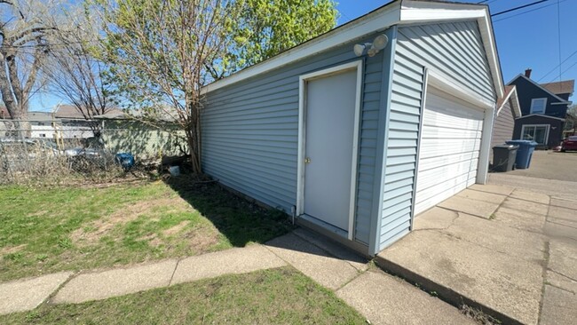 Building Photo - Spacious 3-Bedroom with Luxury Upgrades!!