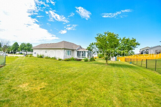 Building Photo - 3 bedroom 2 bath Single Family Home