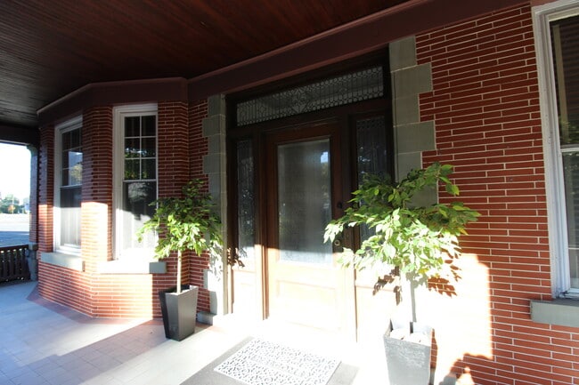 Building Photo - 800 Monroe Ave