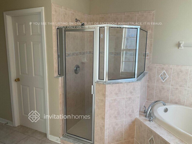 Building Photo - 2711 Queen Alberta Dr