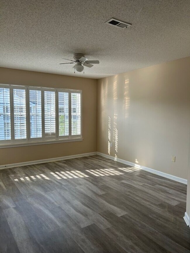 Building Photo - Jasmine Lakes