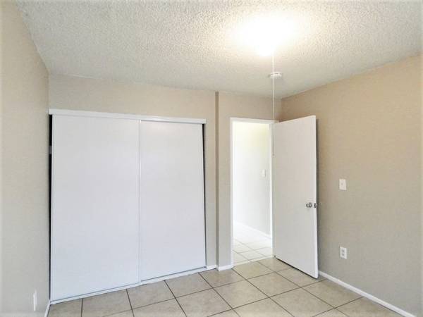 Building Photo - 1907 Lewis Ave