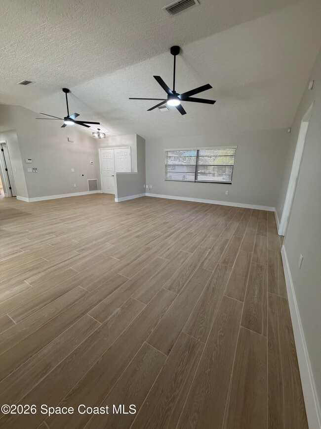 Building Photo - 845 Juniper Cir