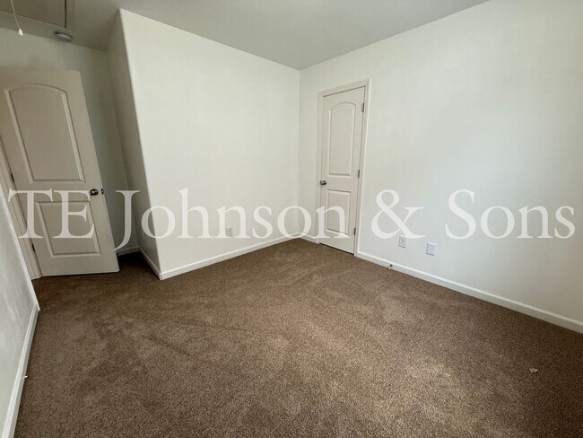 Building Photo - Modern Comfort with Vaulted Ceilings & Garage in Winston-Salem