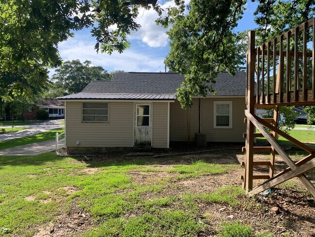 Building Photo - Cozy Cottage, Small Town Charm
