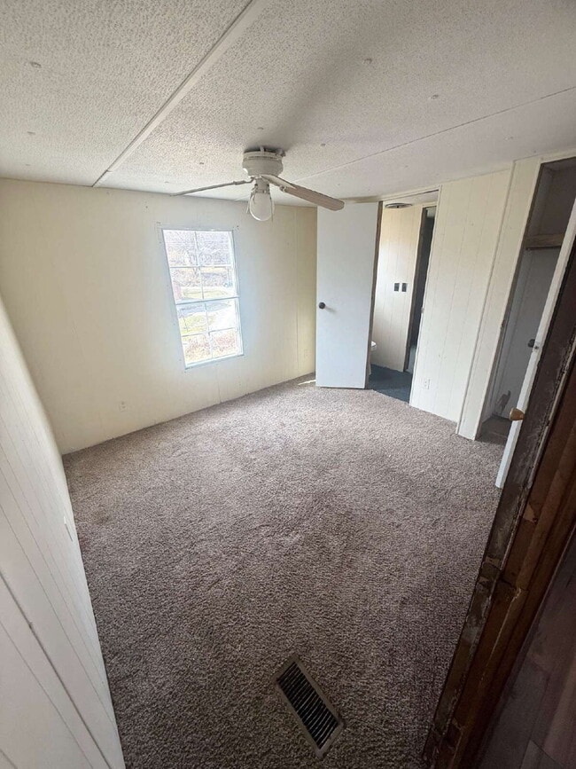 Building Photo - 3 bedroom, 1.5 bath