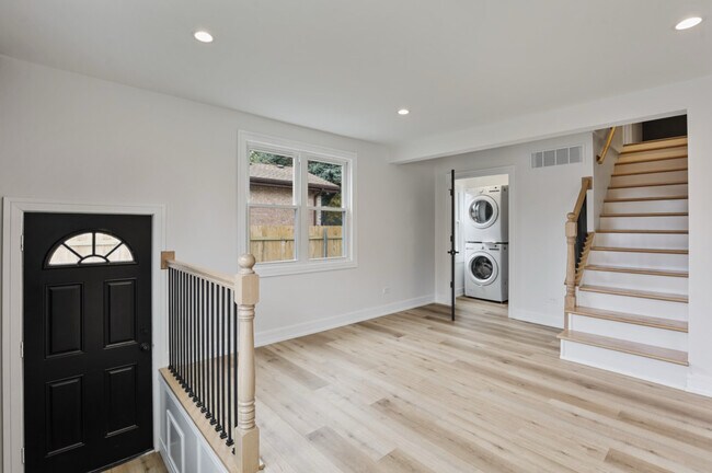 Building Photo - 9705 Oak Park Ave