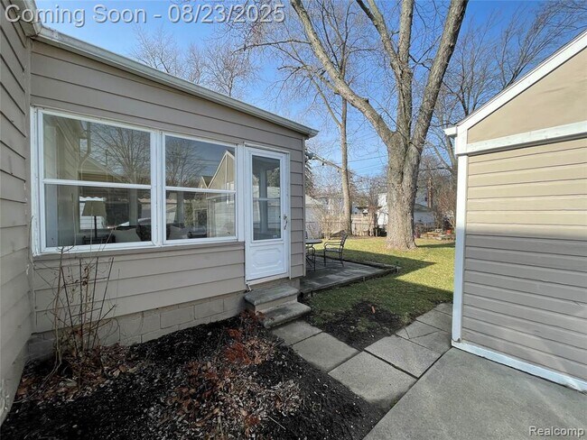 Building Photo - 1610 Eaton Rd