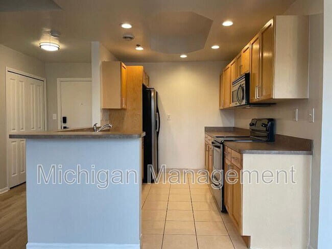 Building Photo - 2735 E Maple Rd