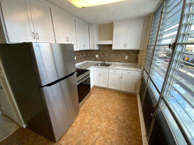 Building Photo - CONVENIENTLY LOCATED, TOP FLOOR UNIT IN PE...