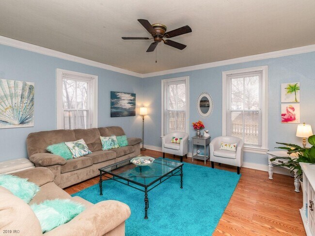 Building Photo - 5638 University Ave