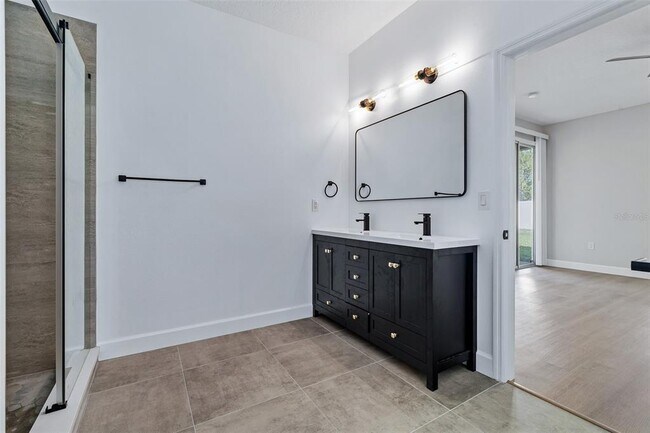 Building Photo - 32 Roxton Ln