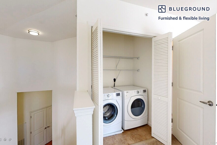 Building Photo - 998 Stewart Ave