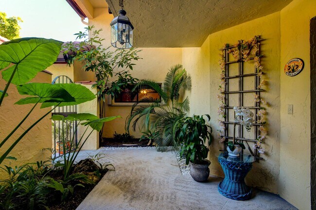 Building Photo - 20 Via Lago